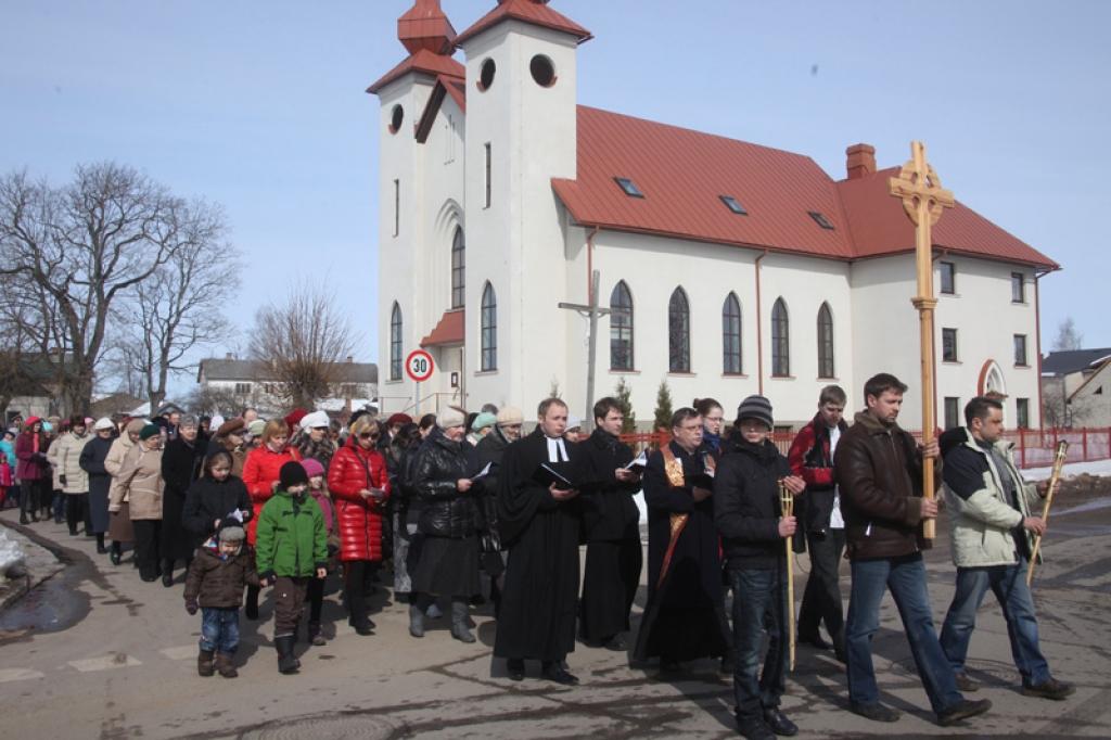 Gulbenieši dodas krusta gājienā pa pilsētu
