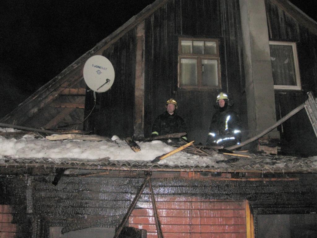 Deg dzīvojamā māja