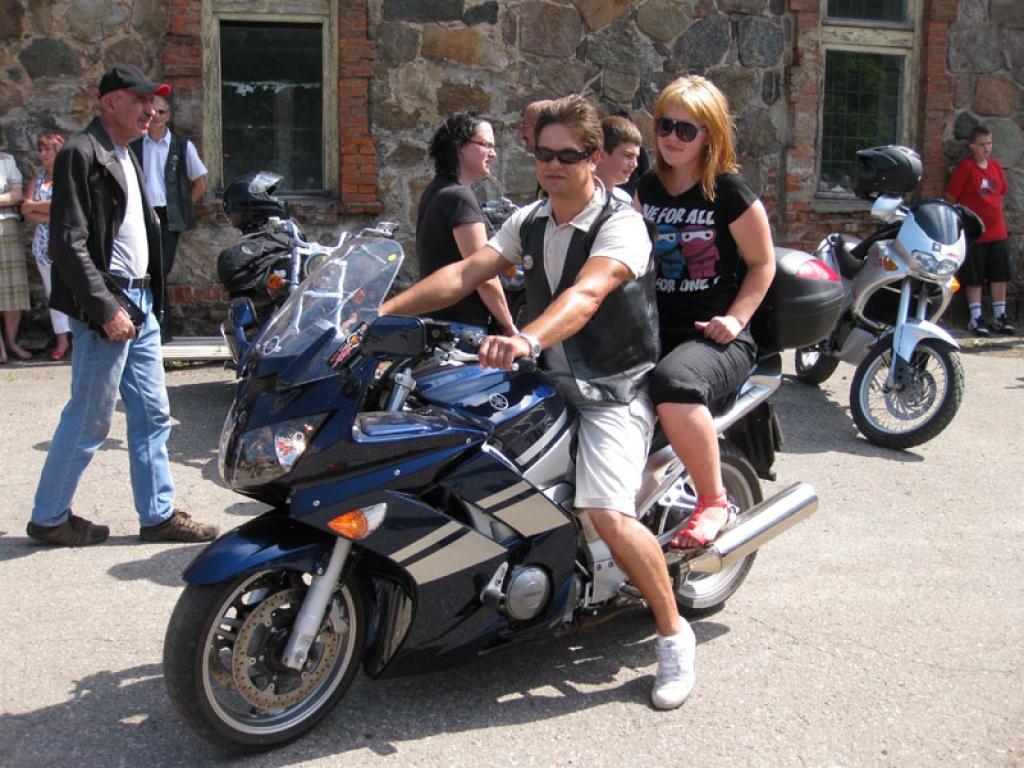Motociklisti izvizina gulbeniešus