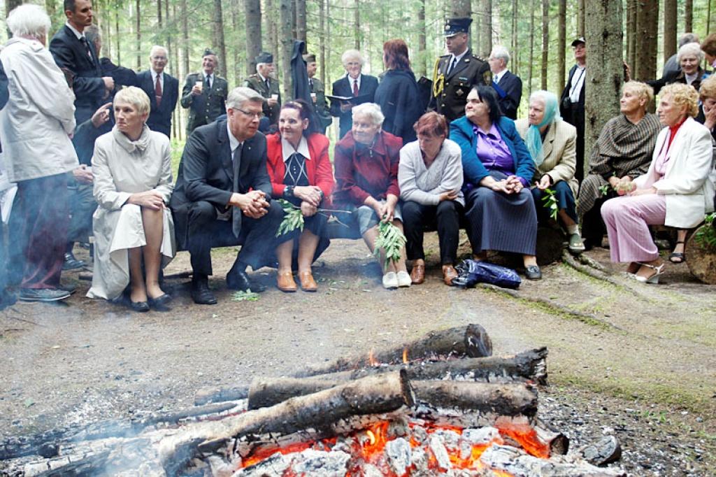 Kopā ar prezidentu pie ugunskura mežā
