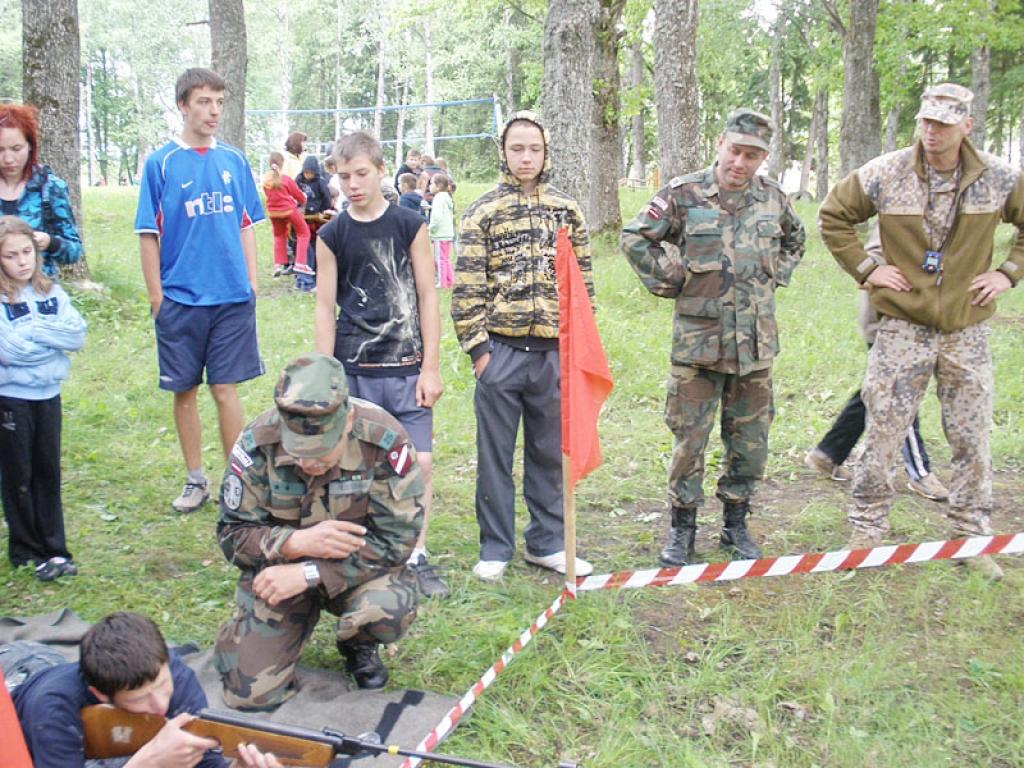 Skolās viesojas zemessargi
