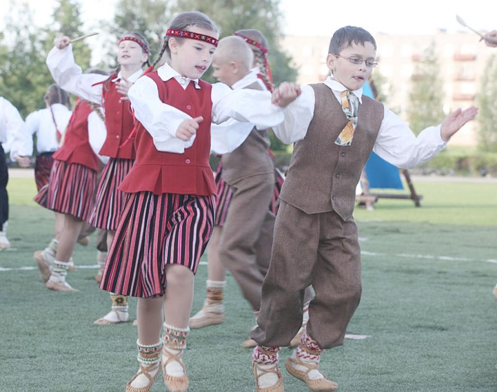 Novada dejotāji virpuļo priekā