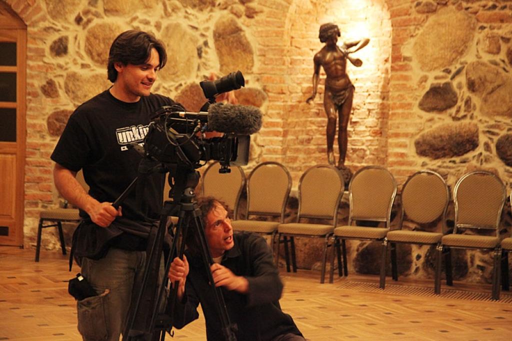 Portugāļi filmē sižetus par tūrisma objektiem Gulbenē
