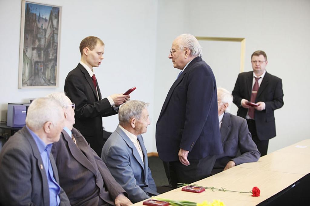 Apliecina cieņu kara veterāniem