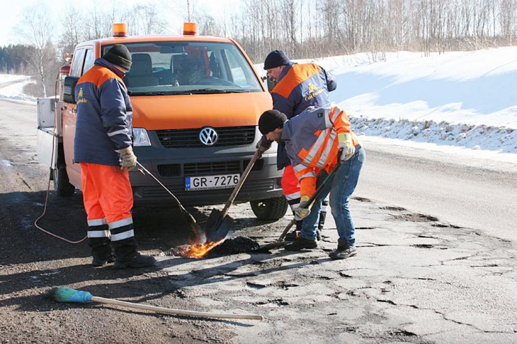 Šobrīd labo tikai “avārijas” bedres