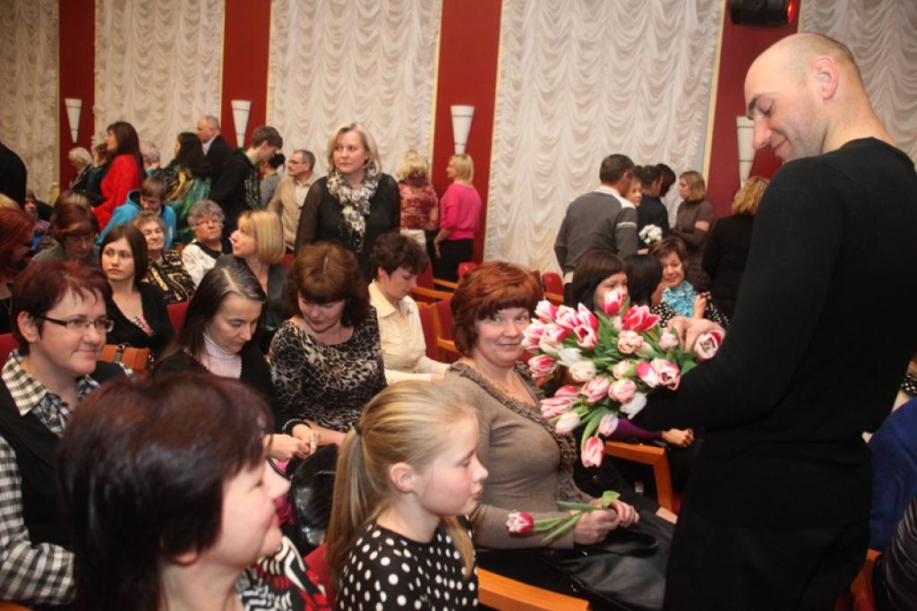 Sievietēm svētku dienā dāvina "Soliņa 3" pirmizrādi un tulpes