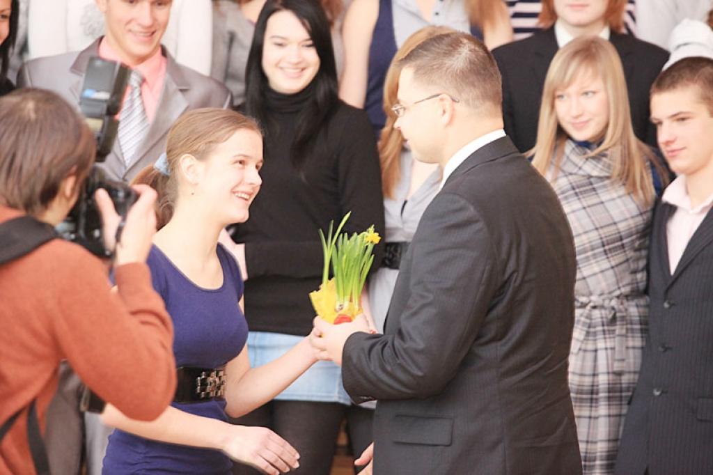 Premjers vada mācību stundu ģimnāzistiem