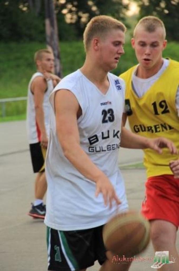 Strītbols: „Ghetto Basket“ turnīrs Alūksnē pulcē 44 komandas