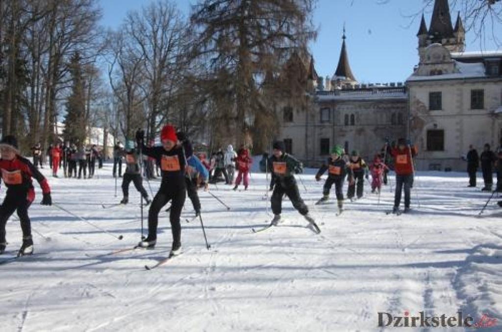 Stāmerienā slēpo, makšķerē un priecājas par ziemu