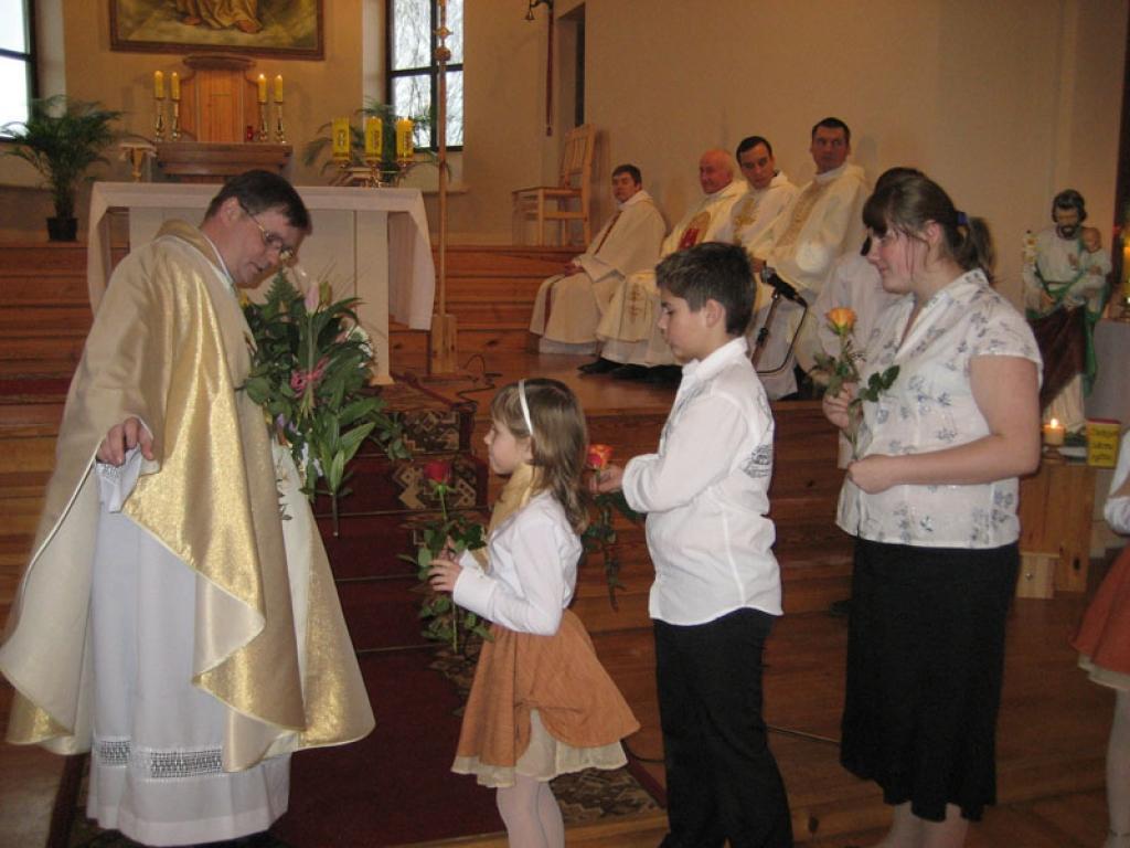 Prāvests svin jubileju kopā ar draudzi