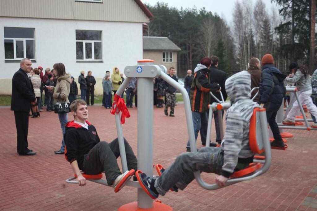 Pie skolas uzstāda trenažierus (ir video)