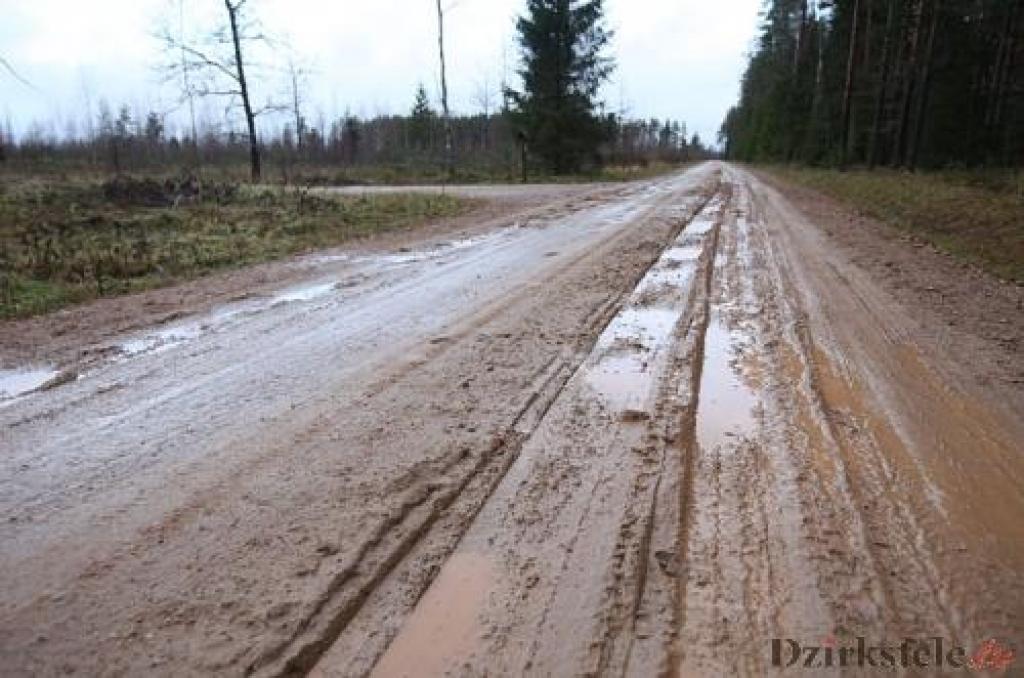Pēc “Dzirksteles” iejaukšanās ceļu nogreiderē 