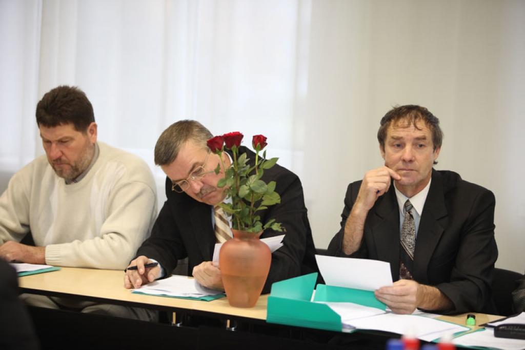 Sāk pildīt deputāta pienākumus
