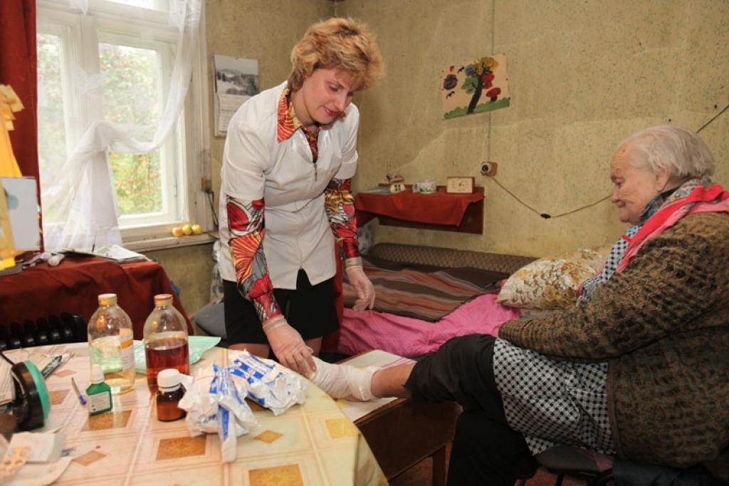 Sniedz medicīnisko mājas aprūpi