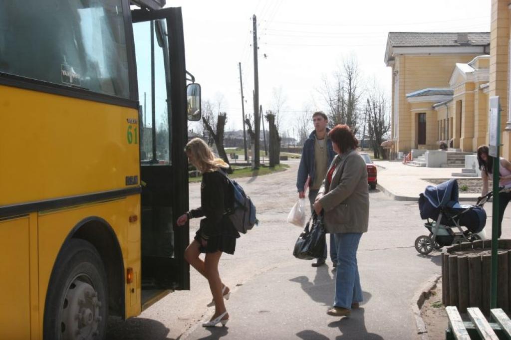 Slēgs un pārplānos autobusu reisus