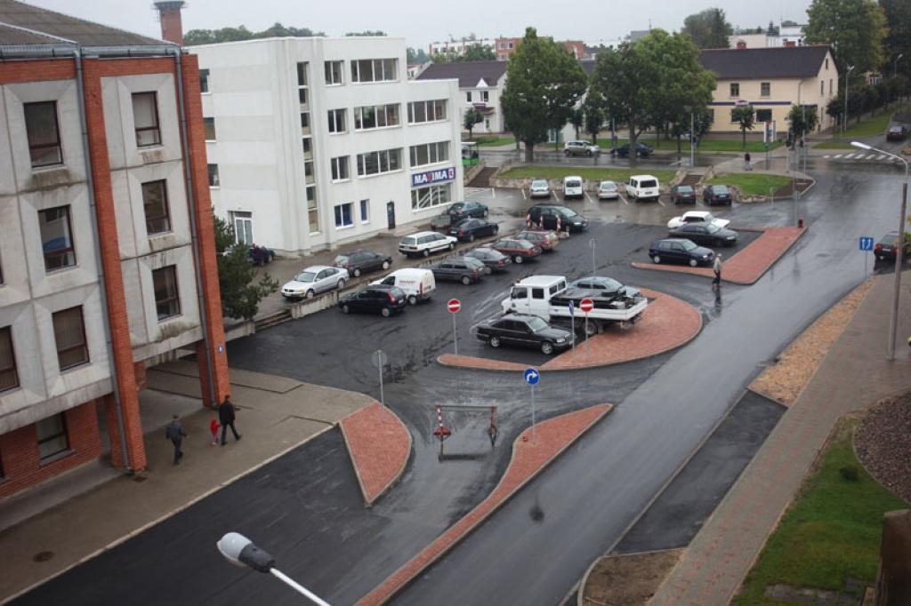 Stāvlaukums ir jānodala no braucamās daļas