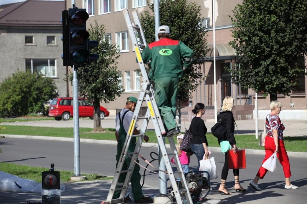 Pilsētā sāk uzstādīt luksoforus