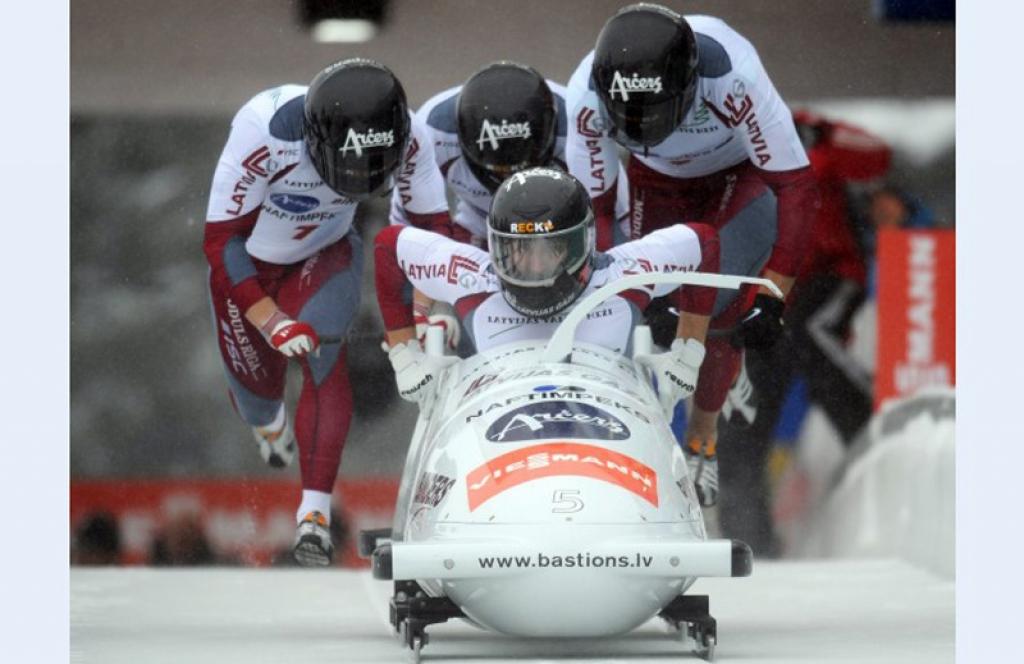 Bobslejs: Melbārža četrinieks sezonu noslēdz ar uzvaru olimpiskajā Soču trasē