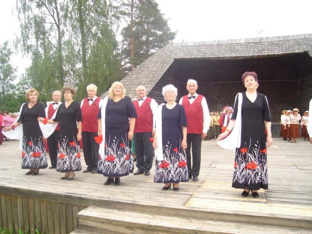 Senioru deju festivālā "Papardes zieds" dejoja arī "Reveranss" no Gulbenes