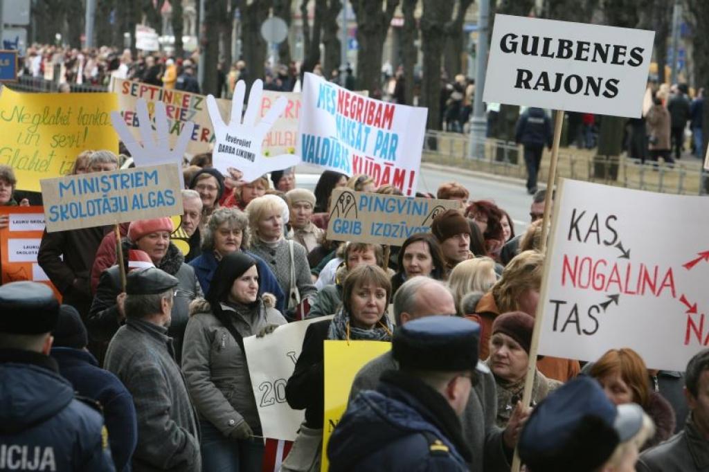 Skolotāju protesta akcijā sapulcējas 10 000 cilvēku