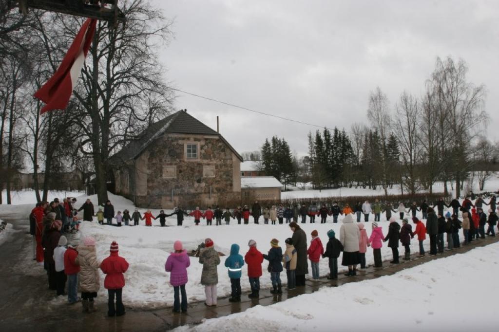 Vienības uguns - arī Ozolkalna pamatskolas pagalmā