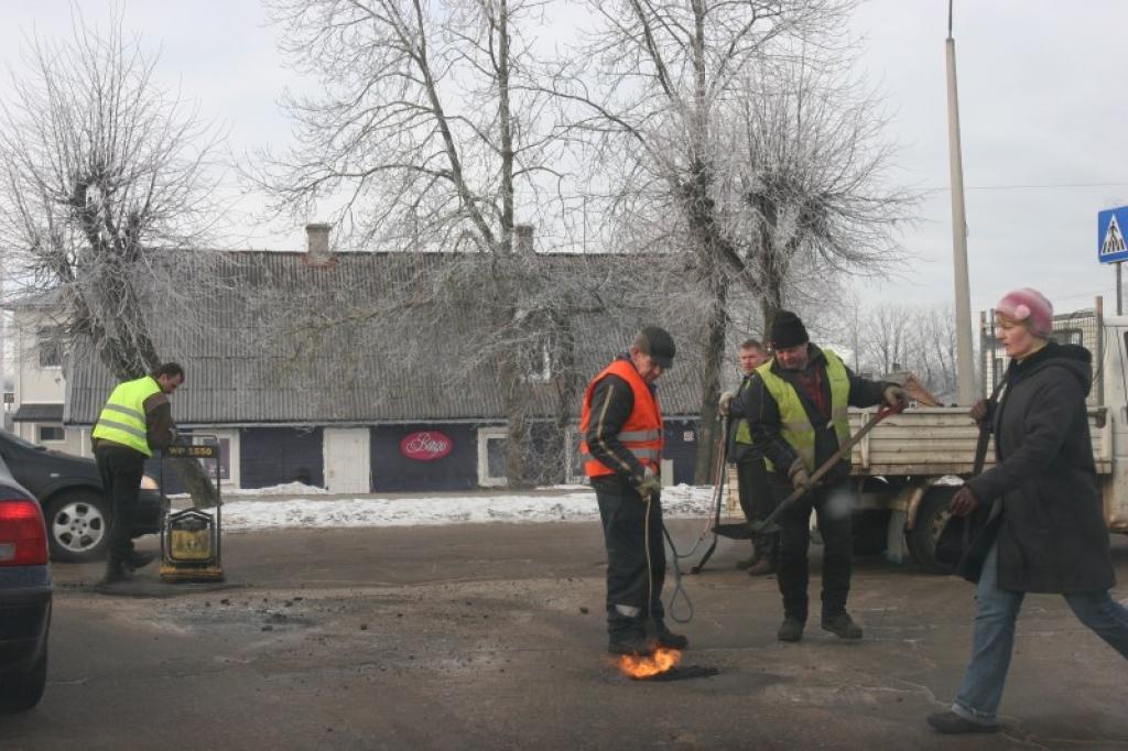 Pagaidām aizlāpīs tikai lielākās bedres