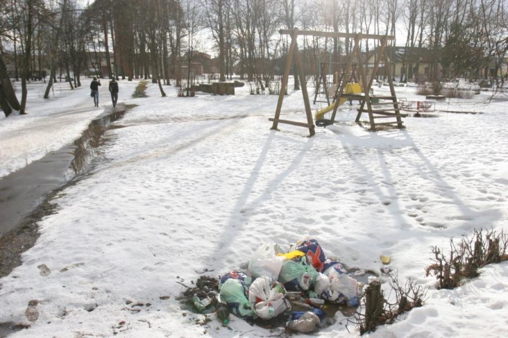 Jaunatnes parkā izmet atkritumus