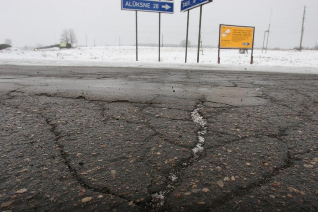 Arī ceļu uzturēšanai līdzekļus piešķir mazāk