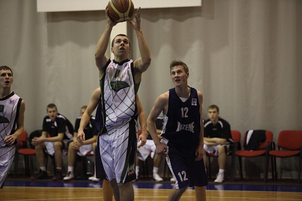 Basketbols: izcīna pārliecinošu uzvaru