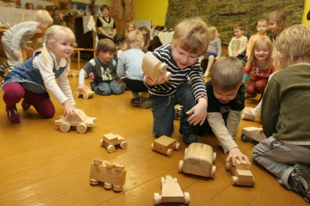 Gulbenes  bērnudārza "Auseklītis" bērnus pārsteidz ar pašgatavotām rotaļlietām un salūtu