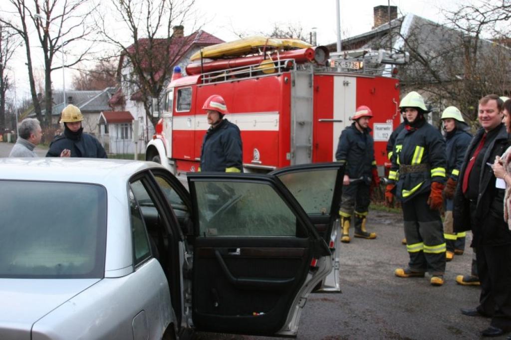 Gulbenē braucot aizdegas auto