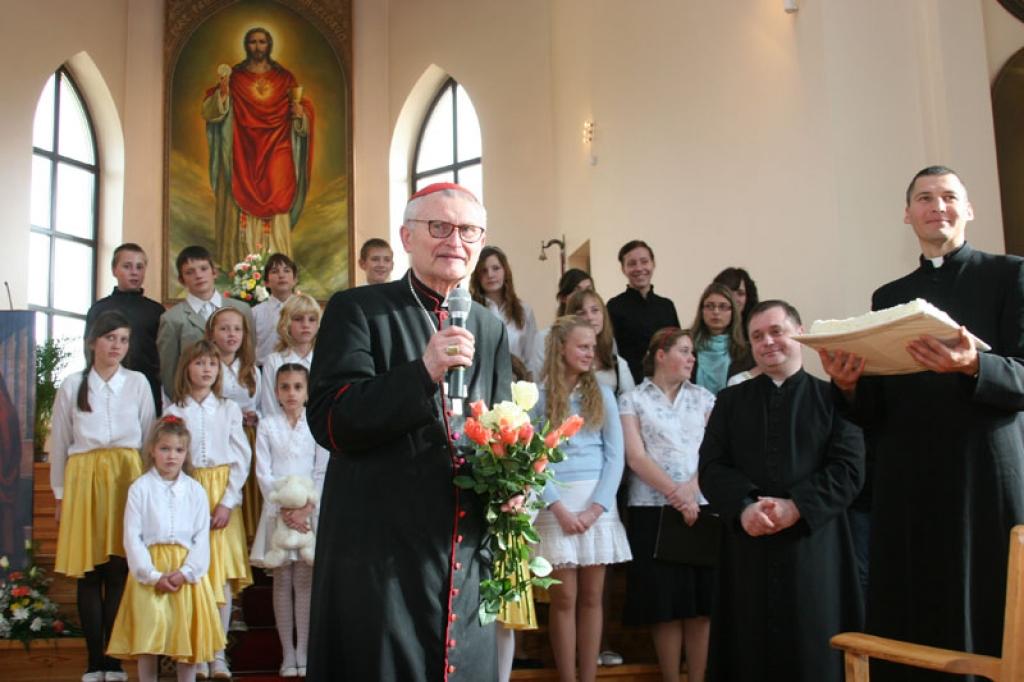 Aicina glābiņu meklēt garīgajās un ģimenes vērtībās (papildināti foto)