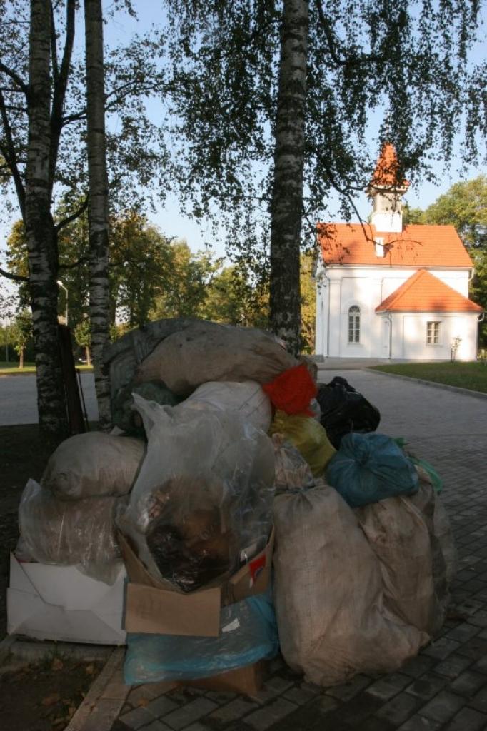 Atkritumu maisus novieto pie kapsētas