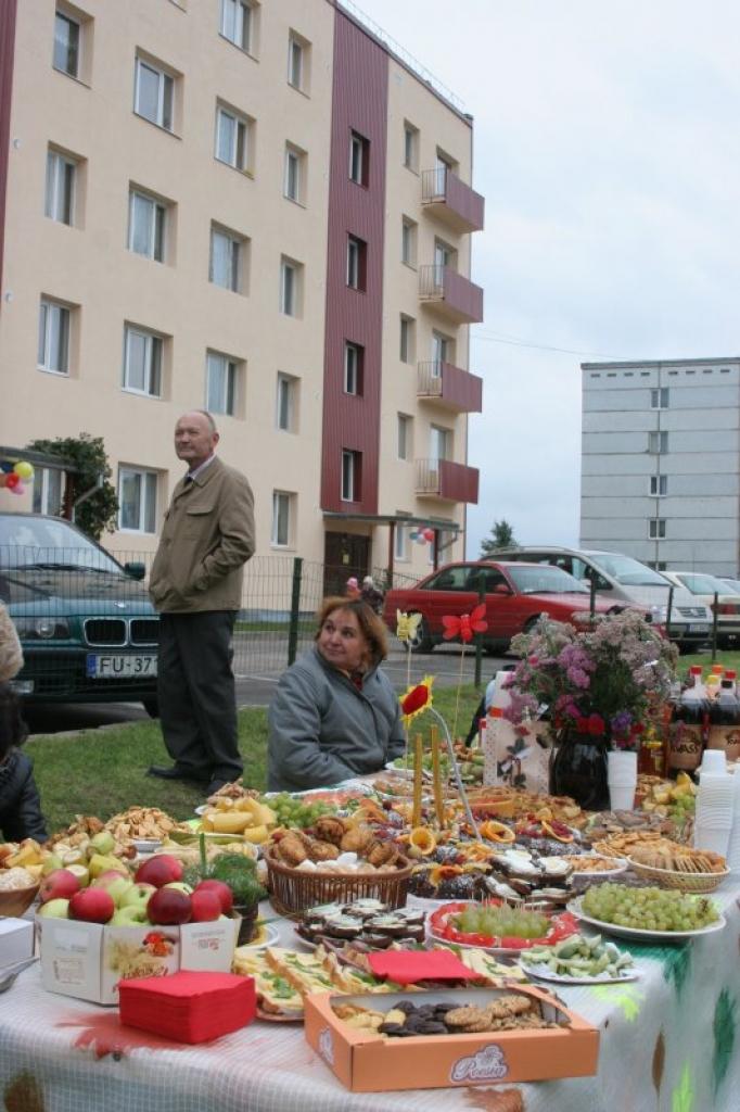 Pilsētas daudzdzīvokļu mājas iedzīvotāji svin renovācijas darbu pabeigšanu (labots)