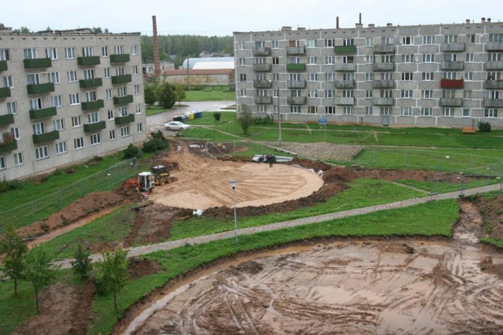 Nākotnes ielas daudzdzīvokļu māju masīvā top vērienīgs rotaļlaukums