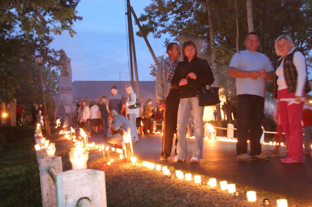 Ar savu sveces liesmiņu cilvēki devās pretī vienotai Latvijai