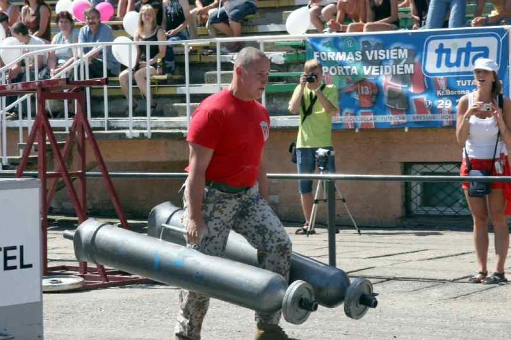 Gulbenes pilsētas stadionā spēkiem mērojas militāristi