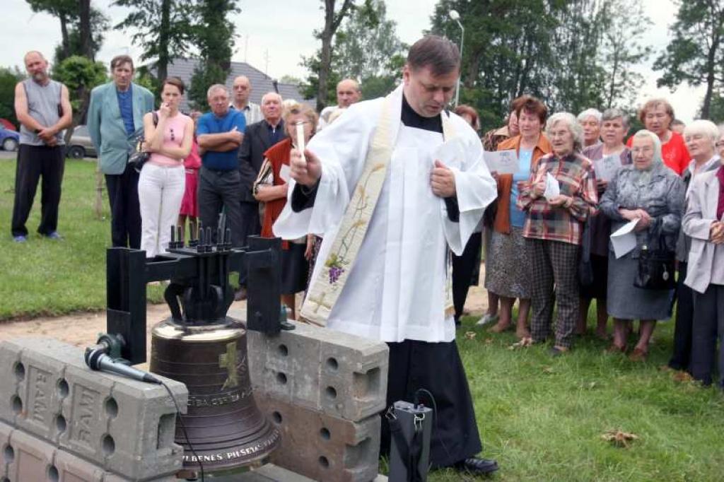 Gulbenes vecajos kapos iesvēta kapličas zvanu