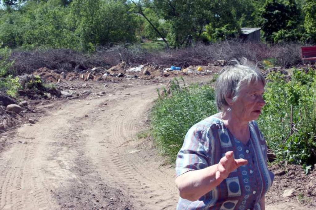 Iedzīvotāji ir diskomfortā par atkritumiem tuvu mājām un blakus dārzam