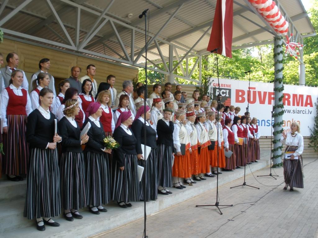 Litenes jaunajā estrādē ieskandina Dziesmu svētkus