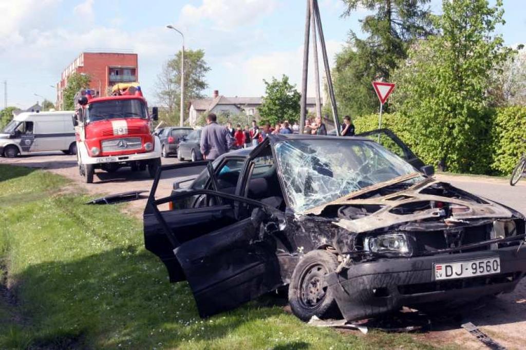 Sadursmes rezultātā cieš trīs cilvēki un sabojā māju 