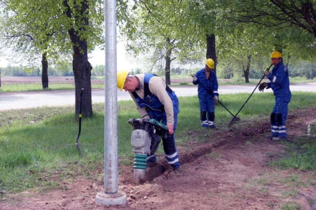 Stradu pagasta ciematos ierīko apgaismojumu