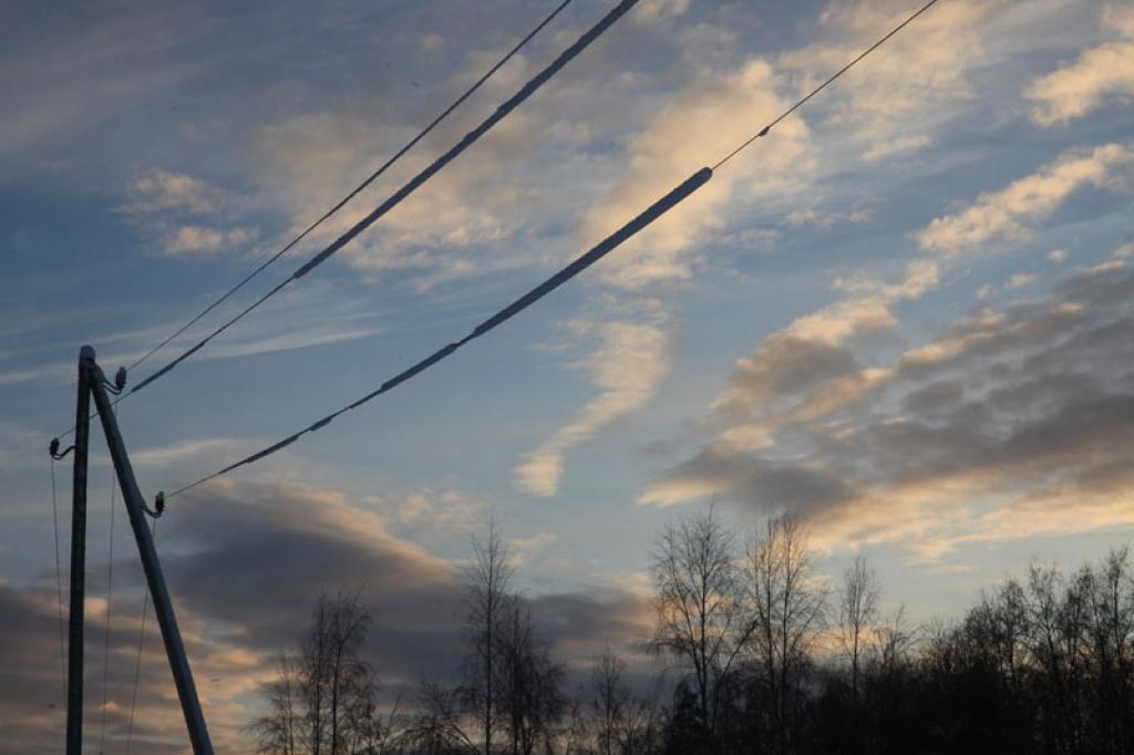 AS „Sadales tīkls” elektromontieri pieveic snieglauzes stihiju