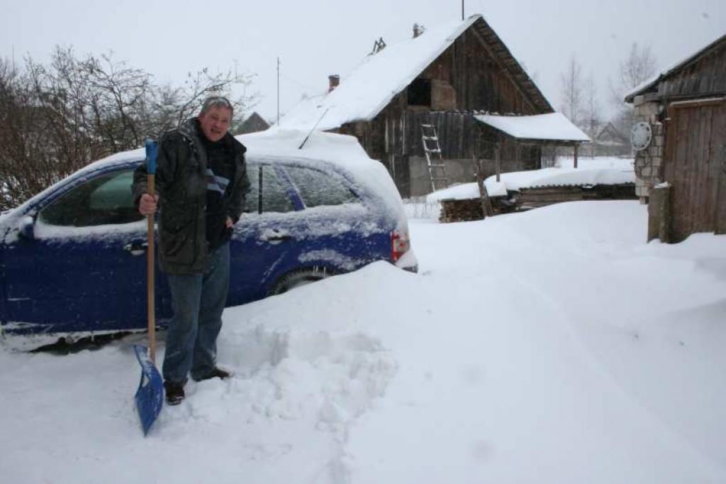 Gulbene grimst sniegā, autosatiksme rajonā apgrūtināta