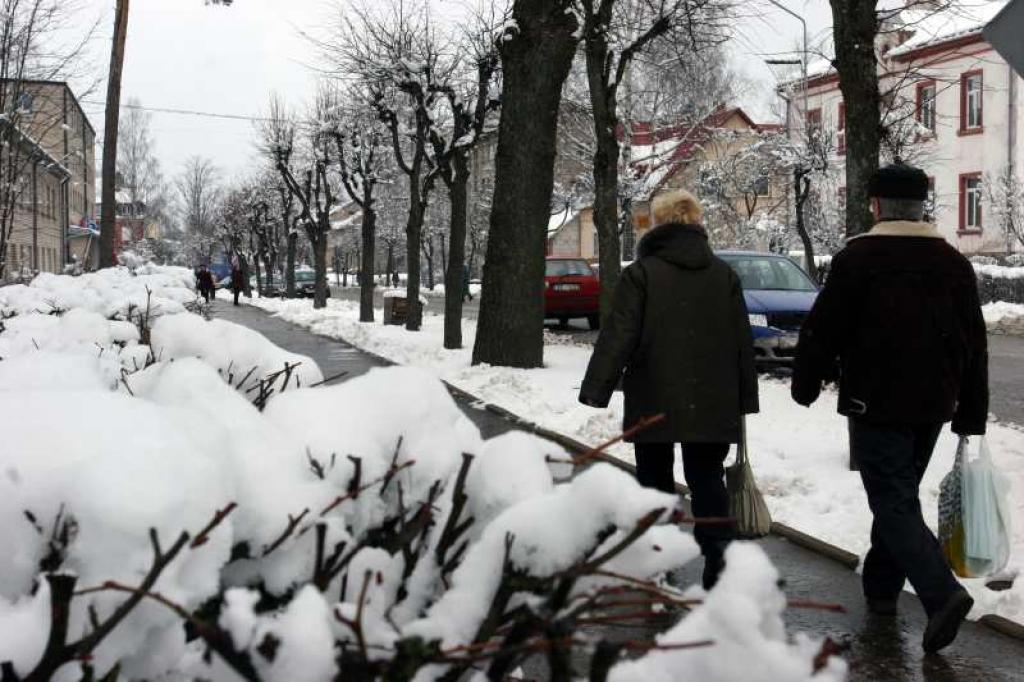 Vakar sniega kārta sasniedza 15 centimetrus