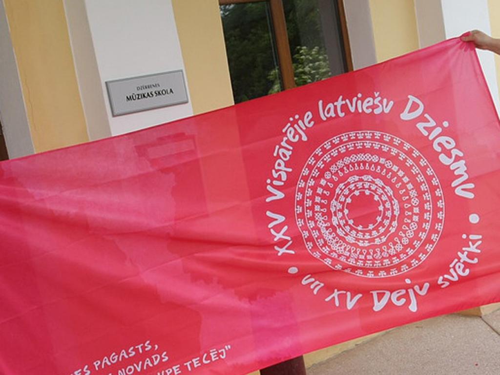 Pacels Dziesmu un deju svētku karogus