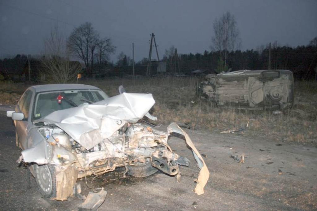 Ceļu negadījumā cieš pasažieris un vadītājs 