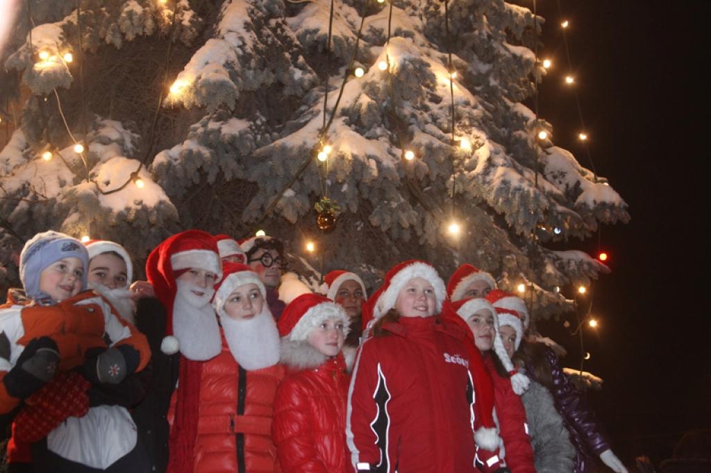 Tradicionāli pulcējas centrālajā skvērā
