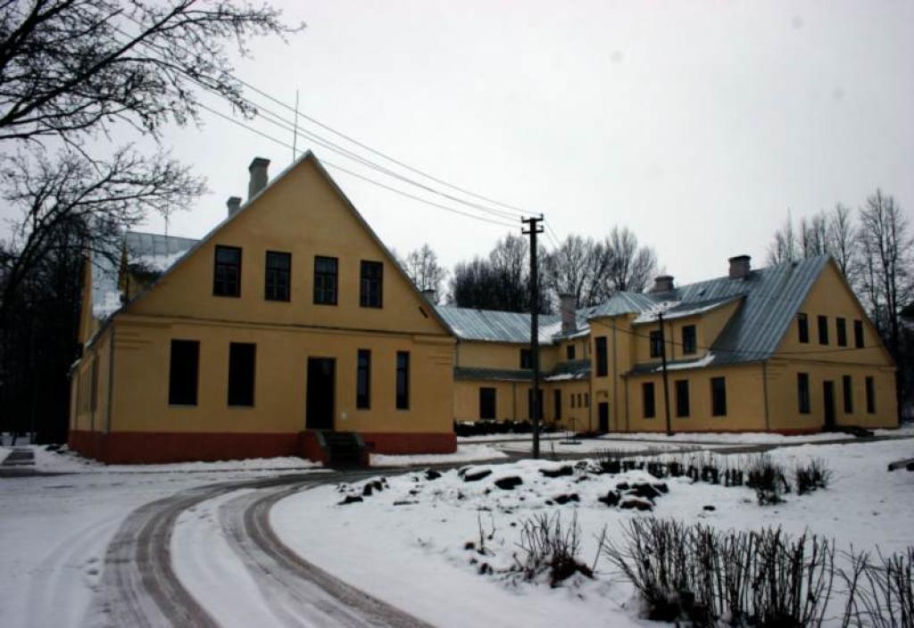 Labiekārto Stāmerienas pamatskolas pagalmu