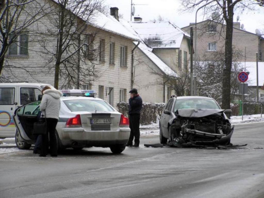 Krustojumā notiek divu automašīnu sadursme